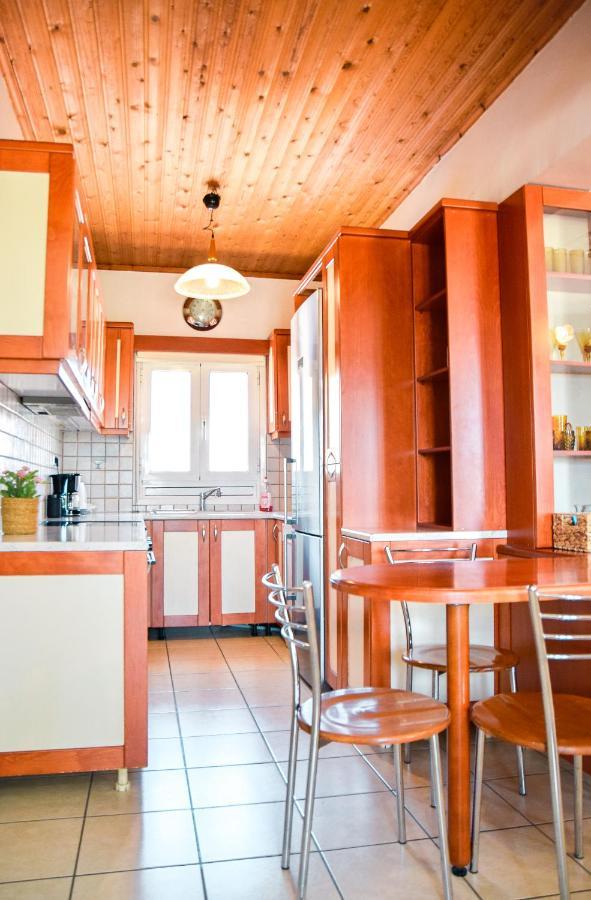 Spacious & Bright Flat With Balcony Lávrion 외부 사진