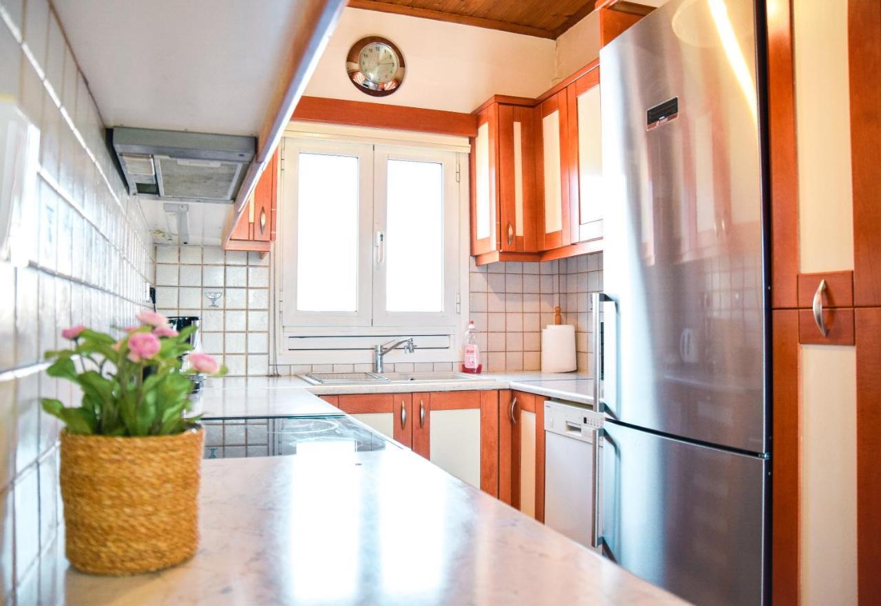 Spacious & Bright Flat With Balcony Lávrion 외부 사진